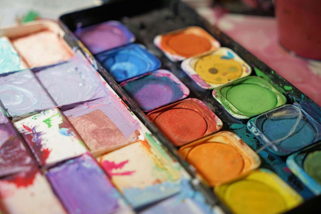 A watercolour paint palette.